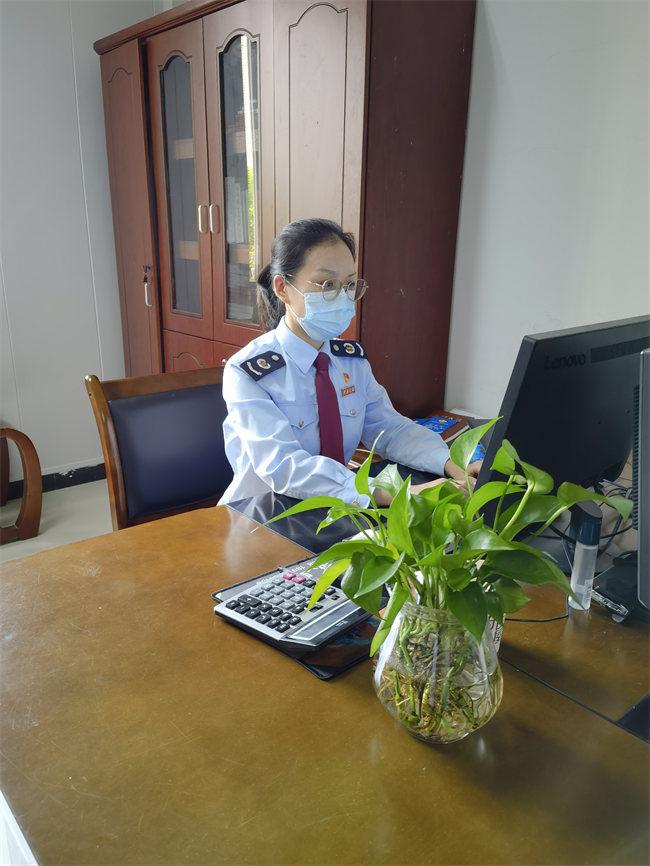 王仙艷在網上與納稅人溝通。四川省稅務局供圖