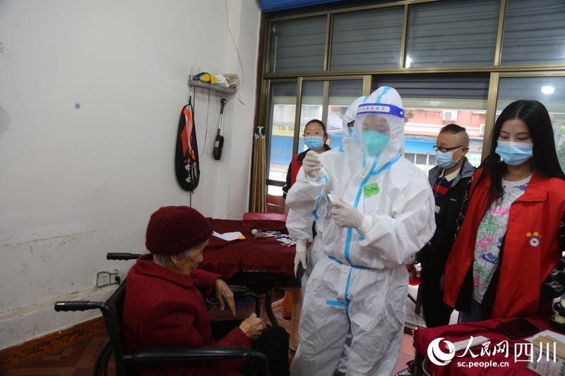 新華社區“敲門隊”帶上醫護人員上門為95歲老人李國秀作核酸採樣。馬發海攝