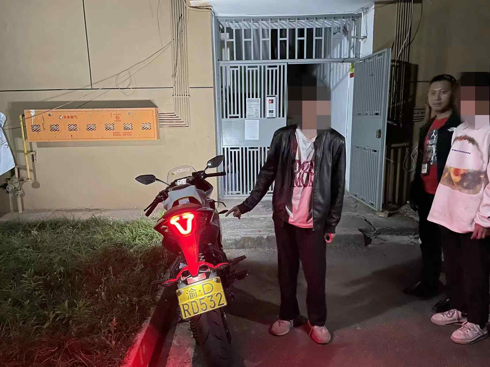 嫌疑人指認被盜車輛。劉雲濤供圖