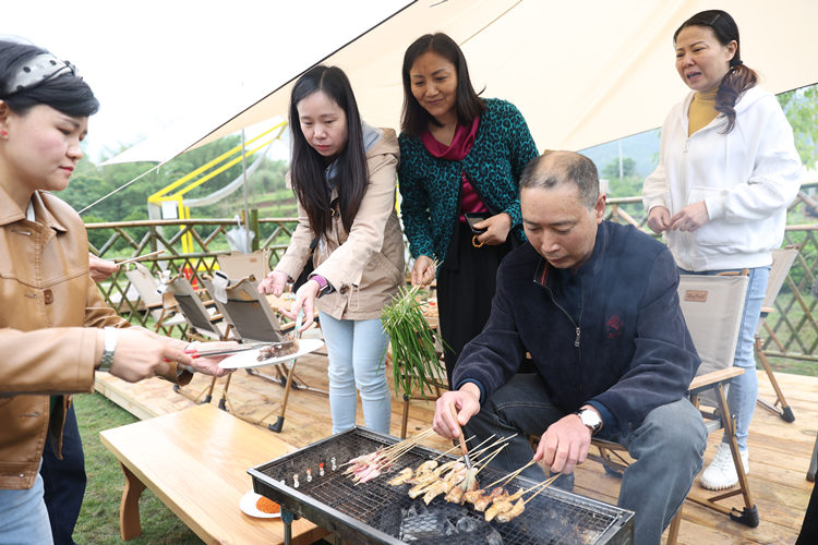 游客在營地燒烤。翠屏區融媒體中心供圖