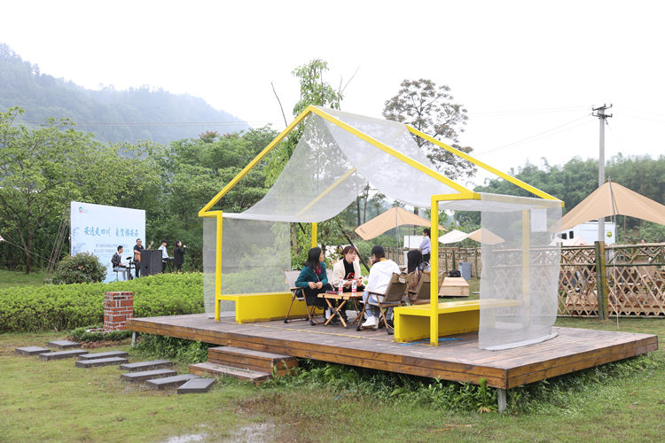 游客在營地品茶。翠屏區融媒體中心供圖