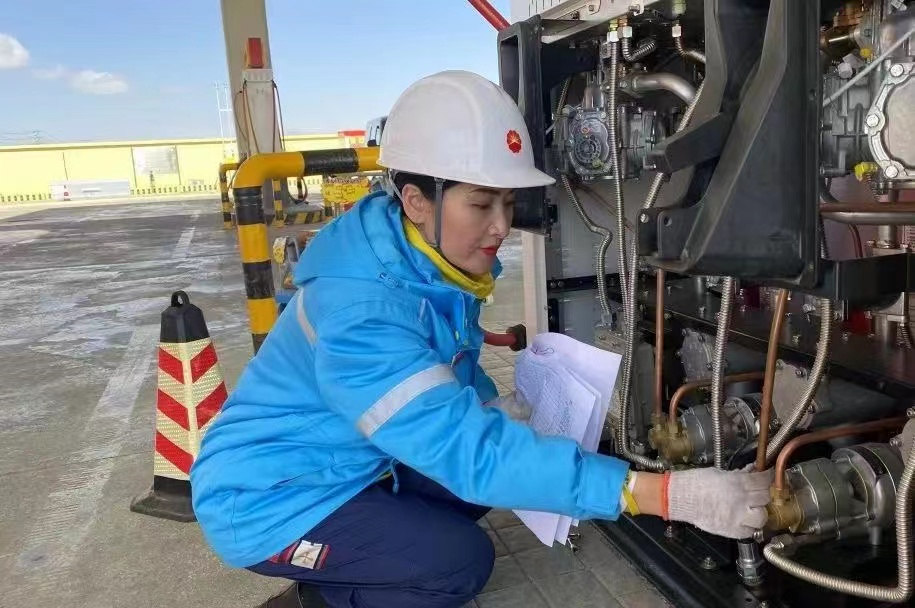 泽仁娜姆正在检查油站设备。中石油四川销售甘孜公司供图