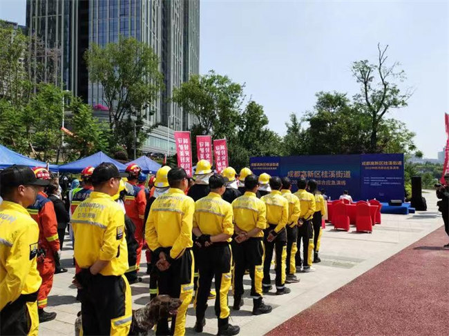 成都高新区桂溪街道在复地金融岛广场组织开展2022年防汛综合应急演练。高新区桂溪街道供图