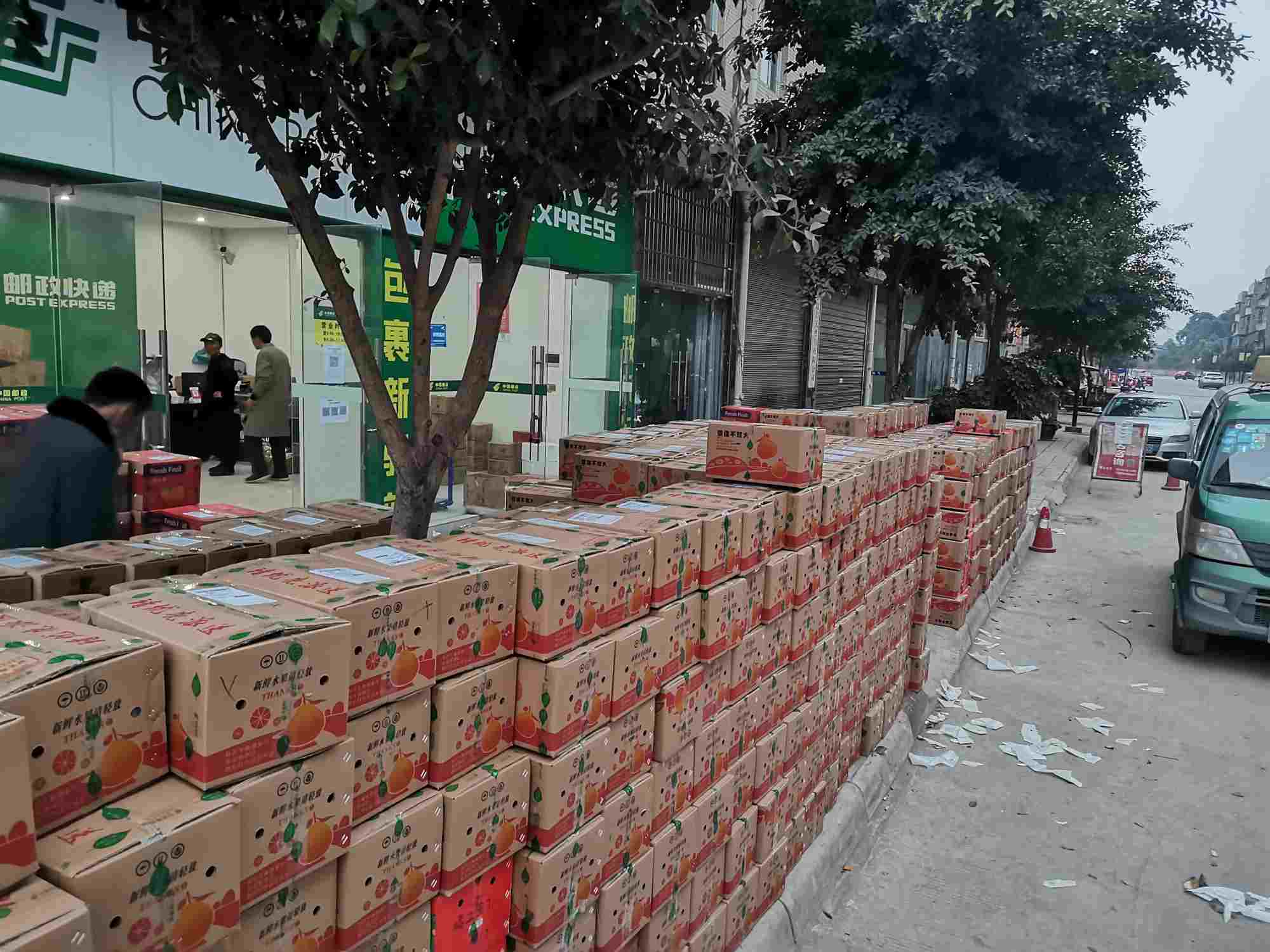 成堆的快递包裹正准备发往全国各地。荣县县委宣传部供图