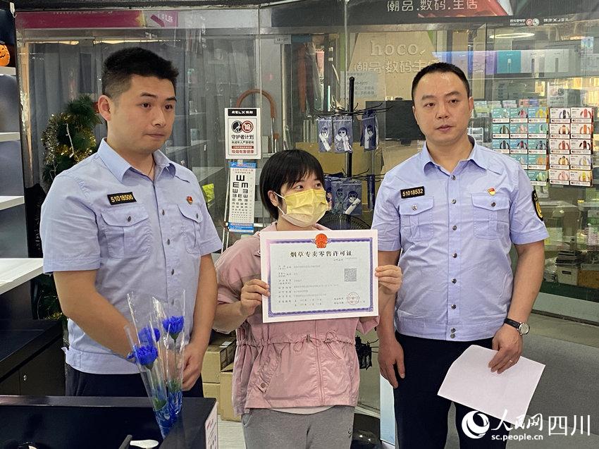 王女士拿到四川省首张电子烟零售许可证。王凡摄