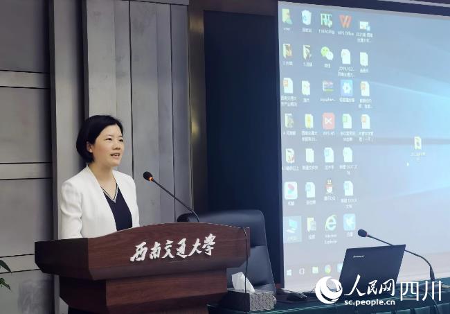 四川省第十二次黨代會代表，廣安市委常委、宣傳部長洪麗發言。黃琦攝