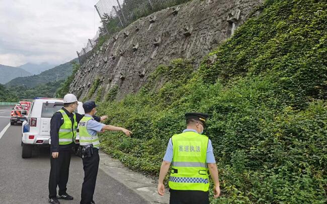 開展應急處置工作。四川省公安廳交警總隊供圖