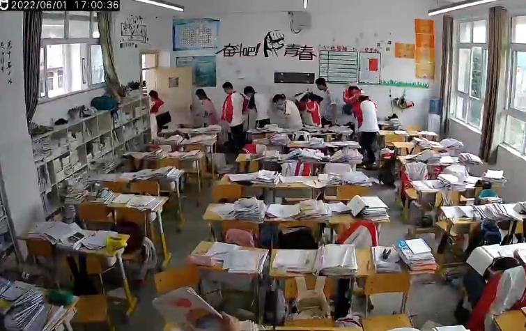 地震预警后 雅安芦山中学组织学生安全撤离
