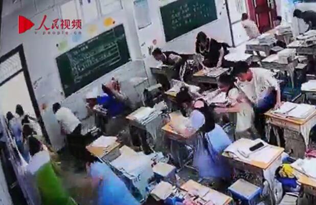 地震發生后 雅安樂英中學學生有序撤離教室