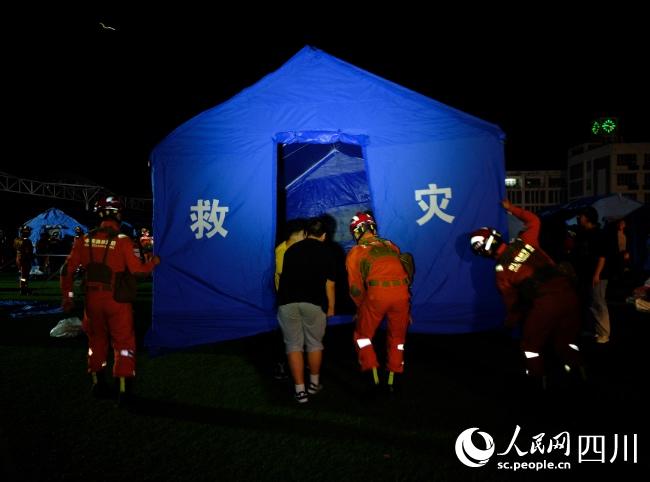 四川森林消防總隊為雅安受災群眾搭建帳篷。程雪力攝
