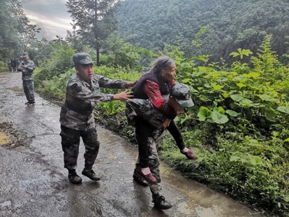 四川蘆山發生6.1級地震，400余名官兵民兵全力參與救援。雅安軍分區供圖