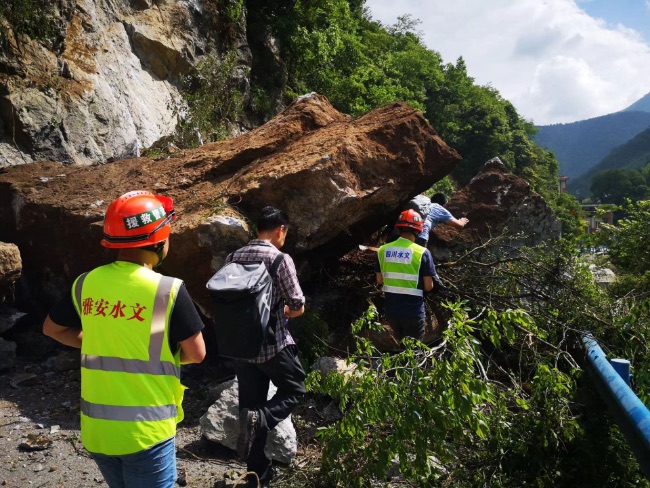 應急搶險隊歷經4小時徒步，於今日12時10分到達壅塞體現場。四川省水文中心供圖