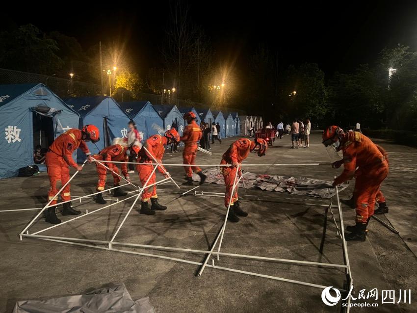 幫助當地群眾搭建帳篷。樊文淵攝