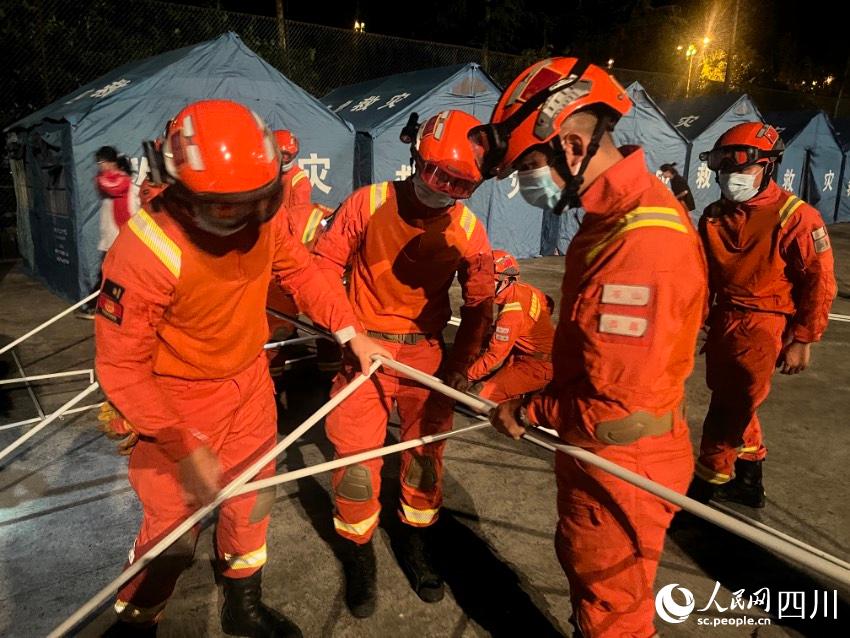 幫助當地群眾搭建帳篷。樊文淵攝