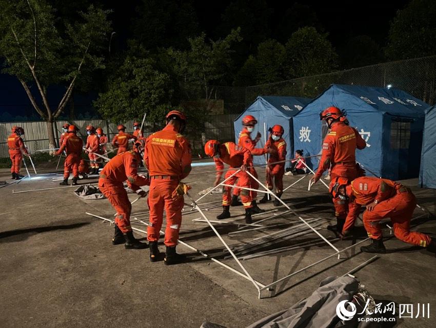 幫助當地群眾搭建帳篷。樊文淵攝