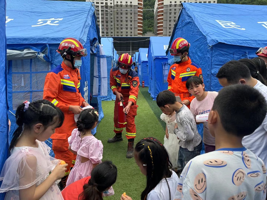 安置點的”消防安全教育課“。四川省消防救援總隊供圖