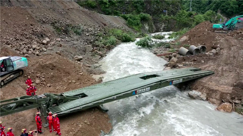 應急機械化橋成功架設。中國安能三局供圖