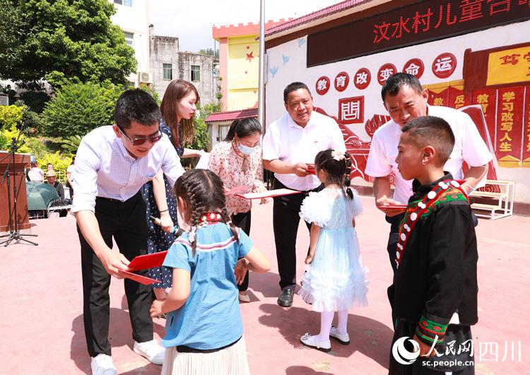 县委副书记张若阳(左一)等与会领导为获奖团队颁奖。文宏君摄
