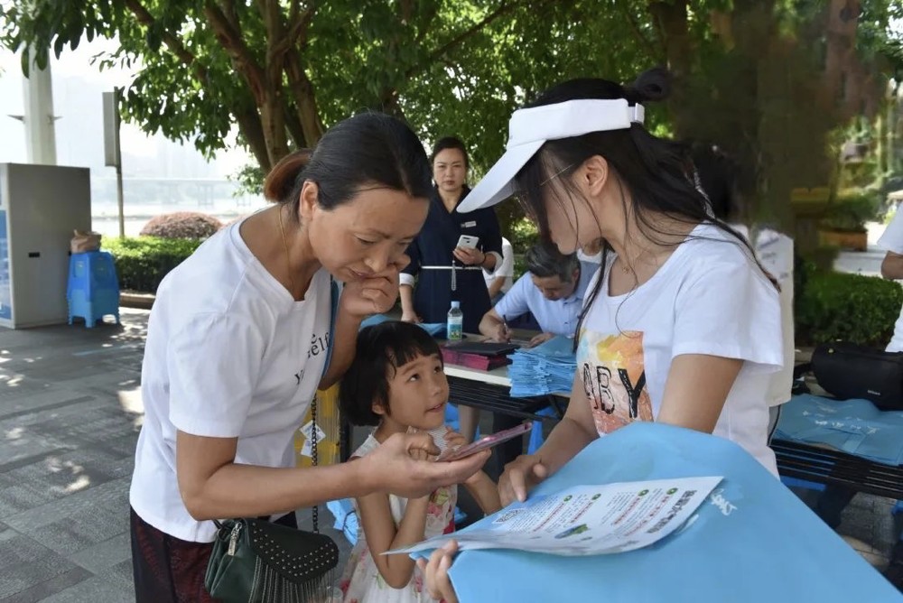 工作中的宋文惠。樂山市生態環保局供圖