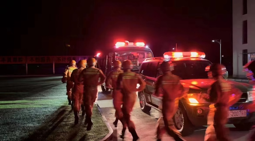 6月10日，马尔康市，消防救援人员迅速赶赴现场救援。四川省森林消防总队供图