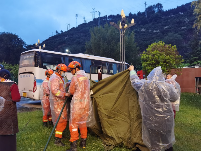 6月10日，马尔康市，四川森林消防为受灾群众搭建帐篷。四川省森林消防总队供图