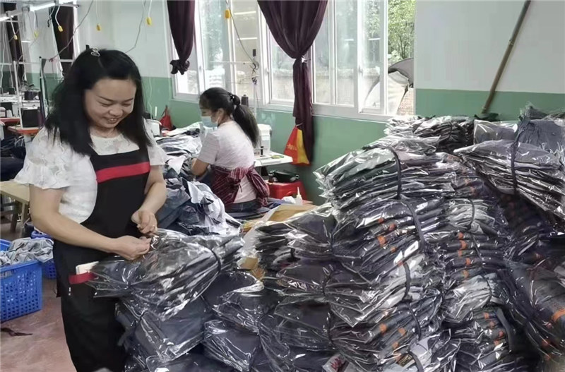 瀘州某服飾公司得到建行信貸支持，放心承接貨物訂單。建行四川省分行供圖