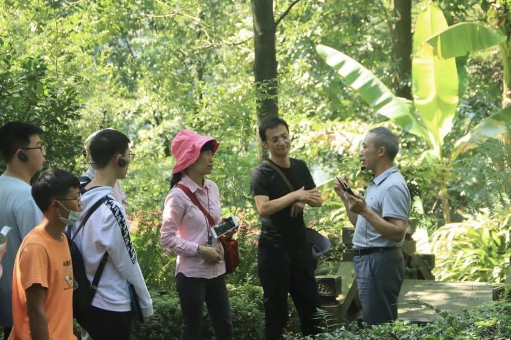 李策宏（右一）讲解生物多样性保护知识。乐山市生态环境局供图