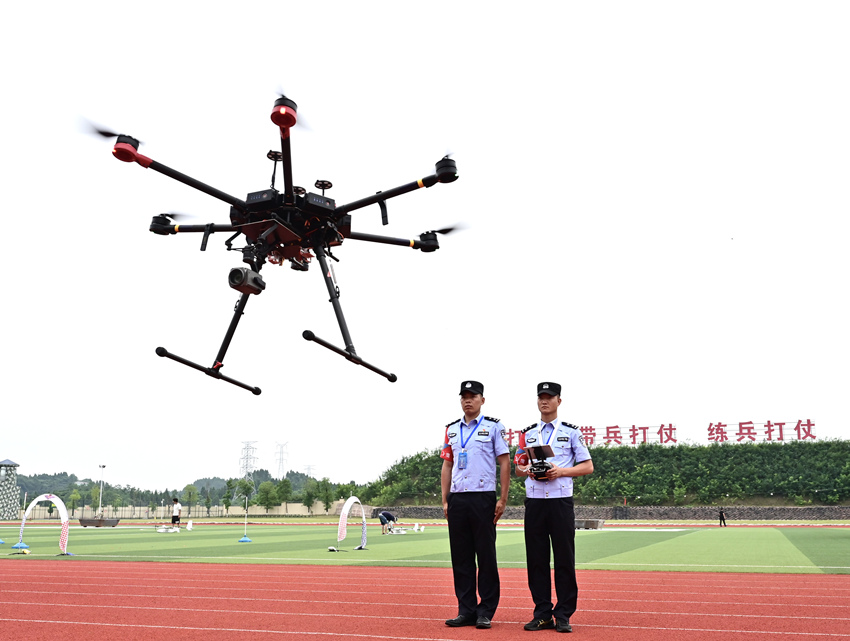 参赛选手操控无人机飞行。四川省公安厅供图