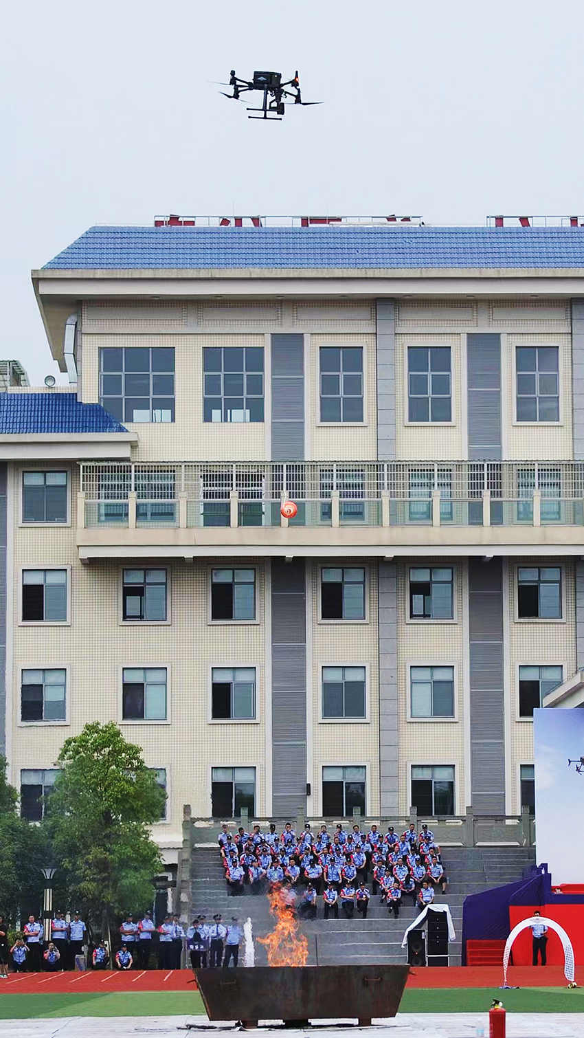 空中滅火。四川省公安廳供圖