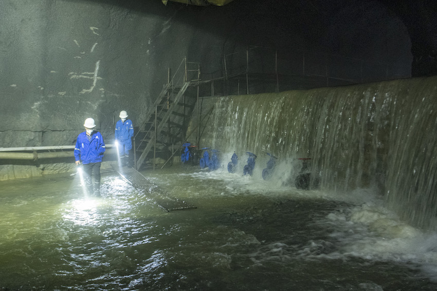 新成昆铁路小相岭隧道建设中遭遇超大涌水，施工过程异常艰难。刘忠俊摄