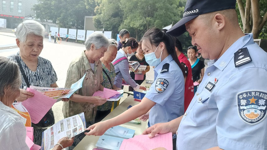 民警到村社向老年人開展反詐宣傳。資陽市公安局供圖