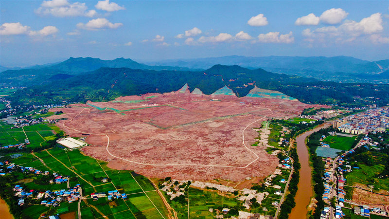 中国十九冶承建的达州东部经开区生态智慧城综合开发建设项目(一标段)达钢厂土石方和护坡工程。陈星宇摄
