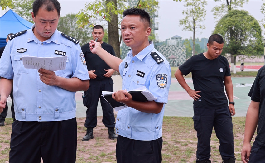 陳俊宇（中）和同事們在討論無人機比賽事宜。資陽市公安局供圖