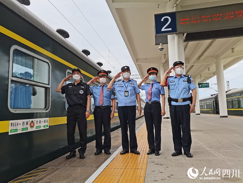 “列車警務團隊”乘務模式中，乘警長將聯動以列車長為首的列車工作人員，並隨車動態招募志願者，共同維護車輛安全。申一絢攝