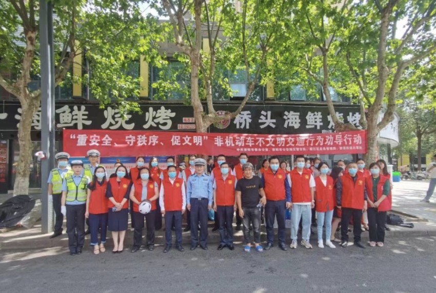 開展非機動車不文明交通行為勸導宣傳活動。資陽市公安局供圖