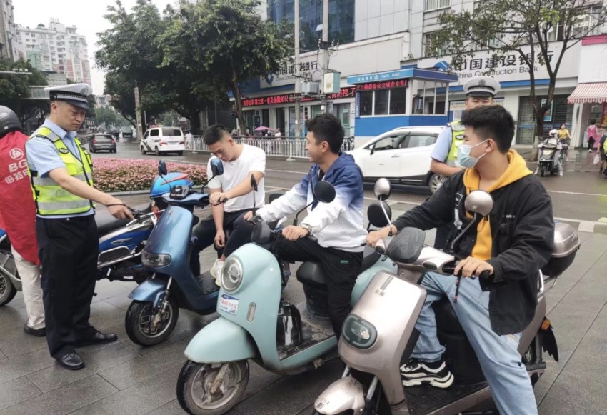 資陽公安交警強化城區摩托車、電動車交通亂象治理。資陽市公安局供圖