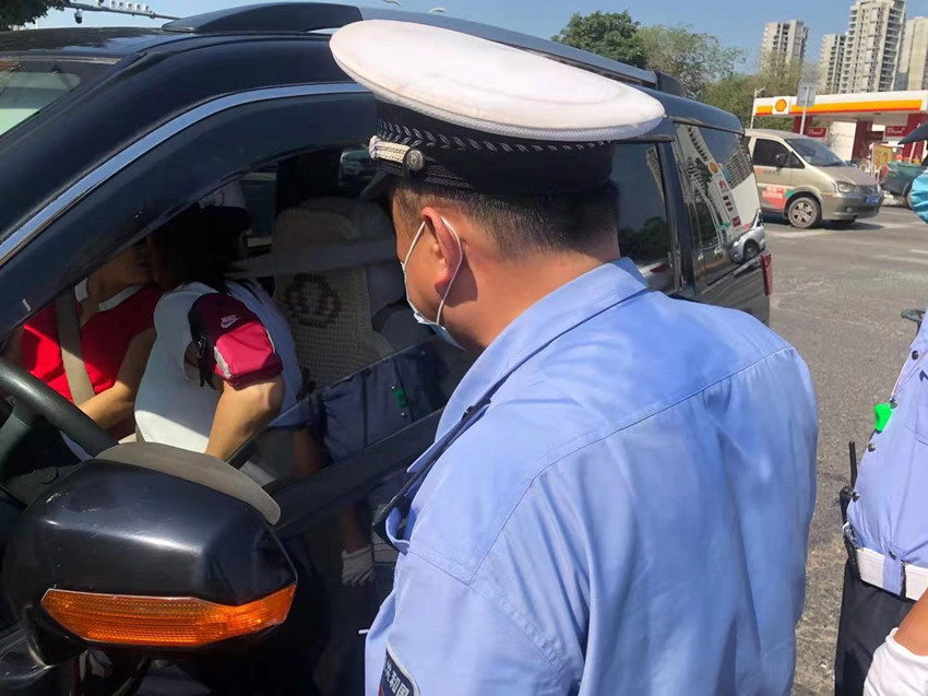 德陽公安交警：烈日下的最美“警色”高溫下的護航使者。四川省公安廳供圖