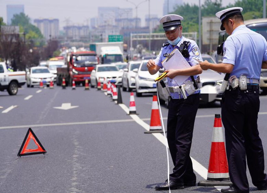 交警在事故现场维护交通秩序。成都交警五分局供图