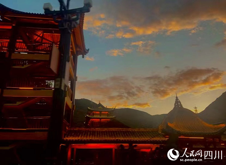 暮色中的松潘古城。王曦摄