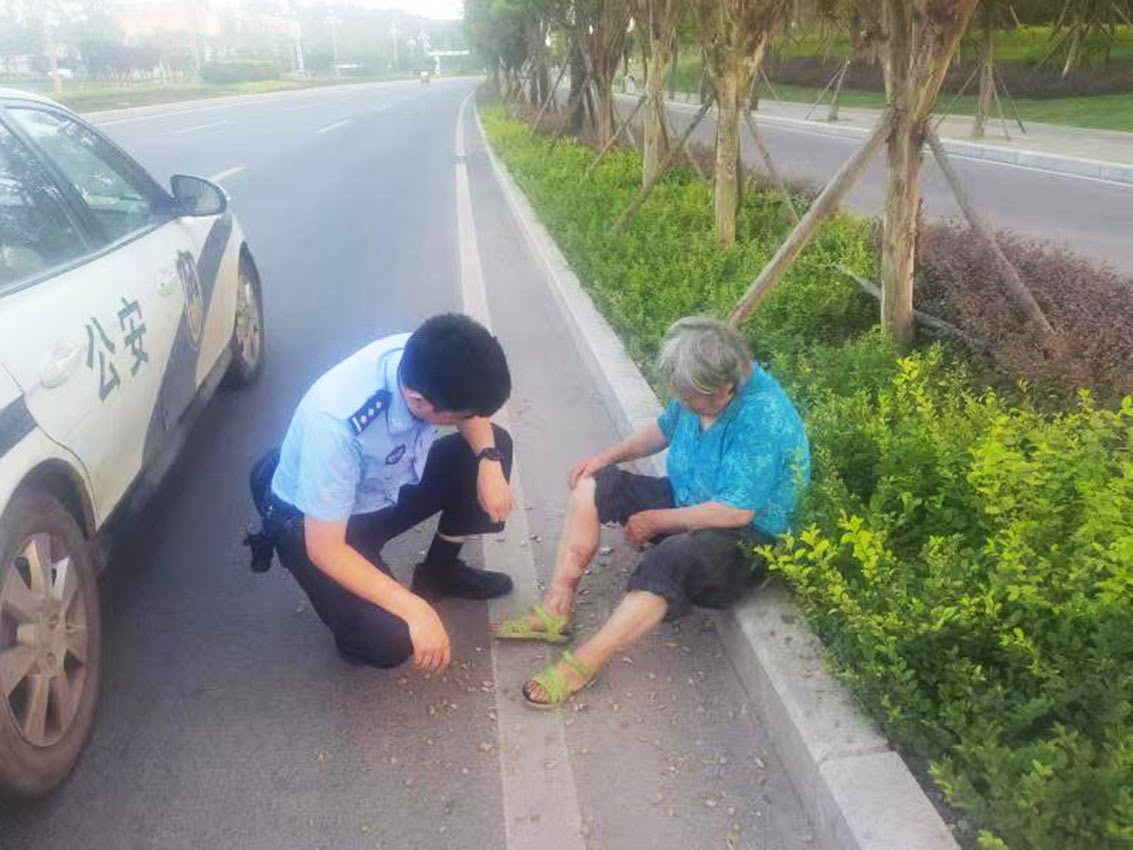 民警询问老人情况。资阳市公安局高新分局狮子山派出所供图