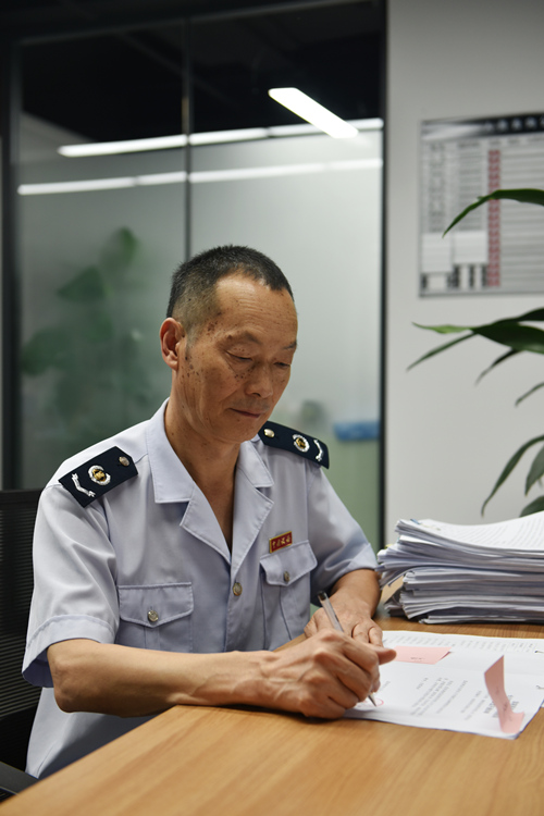 带病坚持工作的曾忠跃。天府新区税务局供图