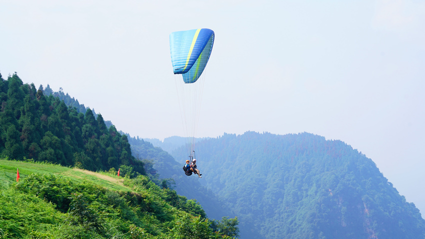 玉屏山滑翔伞。洪雅县委宣传部供图