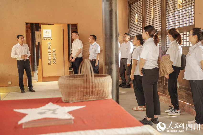 参观红色教育基地。翁光建摄