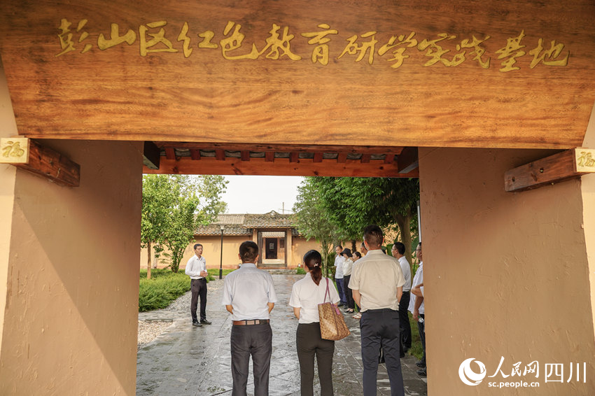 参观红色教育基地。翁光建摄