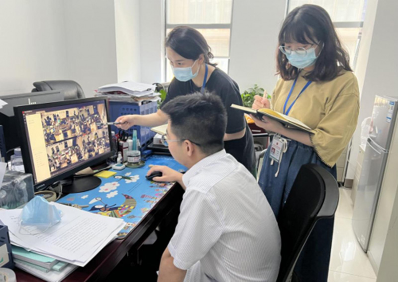 通过智慧政务审批办件系统对审批办件情况开展突击检查。彭州市行政审批局供图
