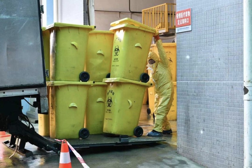 医疗废物正转运到医疗废物专用车。成都市生态环境局供图