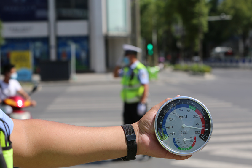 执勤时地表温度有45℃。绵阳市公安局供图