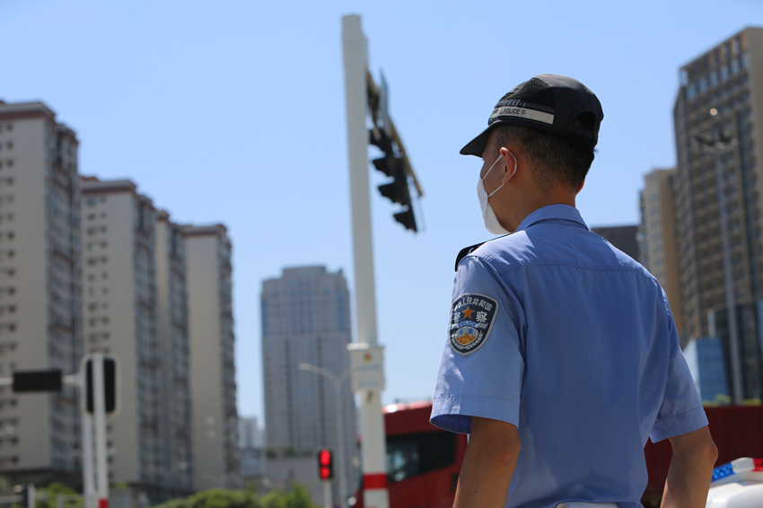 烈日下执勤民警衣服被汗水打湿。绵阳市公安局供图