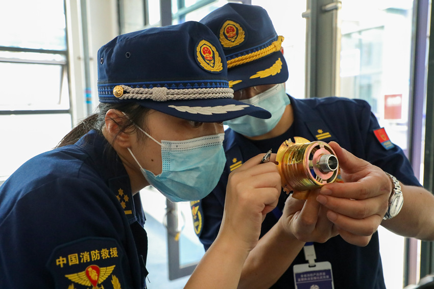 细致查看消防产品标识。四川省消防救援总队供图