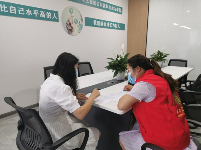 “三员合一”党建指导员起海燕向企业发放落实疫情防控主体责任告知书。温江区委宣传部供图